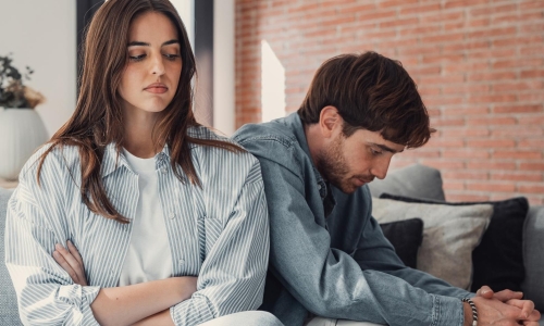 İlişkimizde Her Şey Yolunda Gibi Ama İçimde Bir Eksiklik Var – Bu His Nereden Geliyor, Ne Yapılabilir?