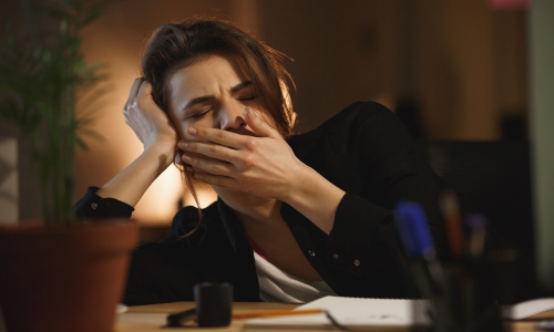 Sürekli Yorgun Hissetmenin 6 Psikolojik Nedeni ve Çözüm Yolları