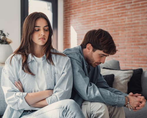 İlişkimizde Her Şey Yolunda Gibi Ama İçimde Bir Eksiklik Var – Bu His Nereden Geliyor, Ne Yapılabilir?