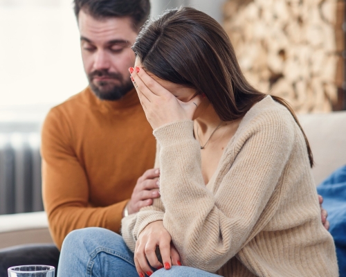 Seviyorsun Ama Yaklaşamıyorsun: Cinsel, Fiziksel ve Duygusal Mesafeyi Aşmak İçin Ne Yapabilirsin?