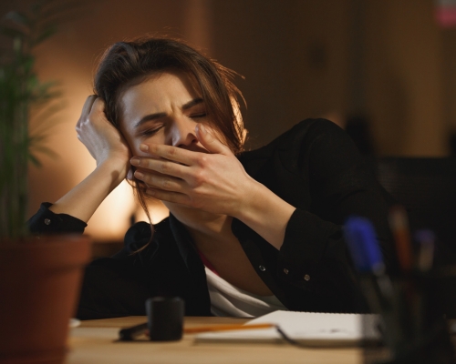 Sürekli Yorgun Hissetmenin 6 Psikolojik Nedeni ve Çözüm Yolları